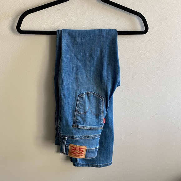 Levi’s Slimming Straight Jeans - Picture 3 of 6